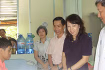 Bộ trưởng Y tế thăm con Chủ tịch huyện đảo Trường Sa