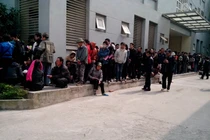 Cảnh lạ BV 354: Mua thuốc viện xếp hàng, cò bán đầy... giá chát