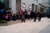 Cảnh lạ BV 354: Mua thuốc viện xếp hàng, cò bán đầy... giá chát