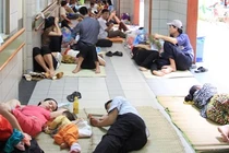 Điều trị sởi 7 ngày, 6 ngày ngủ ngoài hành lang viện