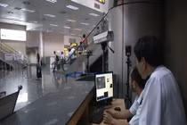 Cách ly 2 hành khách bị sốt đến từ vùng dịch Ebola