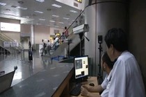 Cách ly 2 hành khách bị sốt đến từ vùng dịch Ebola