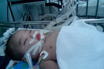 Thương tâm những em bé gồng mình chống sởi