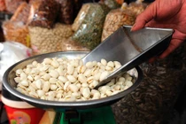 Phát khóc vì hạt dẻ cười gây ung thư