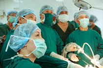 Niềm tin y đức sau “bão” 