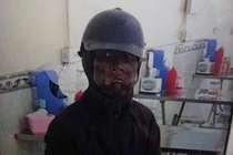 Xuất hiện nhóm "ăn xin" bôi mặt đen, cầm đầu gà bí ẩn: Công an nói gì?