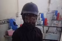 Xuất hiện nhóm "ăn xin" bôi mặt đen, cầm đầu gà bí ẩn: Công an nói gì?