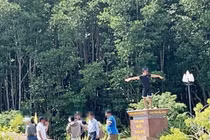 Chụp ảnh phản cảm trên cột mốc quốc gia: Đình chỉ hướng dẫn viên "tiếp tay"