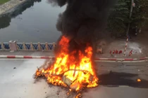 Va chạm với xe máy, ô tô Mercedes tiền tỷ cháy rụi, 1 phụ nữ tử vong