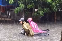 Nghệ An ngập nặng, người dân, ô tô tiền tỷ bì bõm trong nước