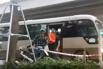 Nghi vấn chủ quán trà đá “thu phí” xe khách gần chốt CSGT Đội 6?