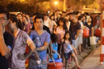 Dân Hà Nội ùn ùn xếp hàng lấy nước sạch như thời bao cấp