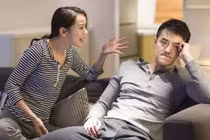 Bất lực khi bắt tận nơi vợ ngoại tình còn bị “hành te tua” thế này