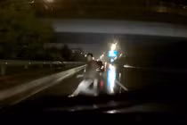 Chạy bộ qua đường gây tai nạn, người đàn ông ăn vạ đòi tiền