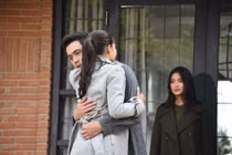 Chồng bênh bồ đánh vợ, nhận về cái kết đắng hơn... mật gấu