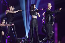 Vừa chia tay bạn trai đại gia Ngọc Trinh bị đồng nghiệp hỏi chuyện sinh con