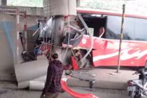 Xe khách tông thẳng vào cabin trạm thu phí, hành khách hoảng loạn