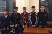 Bắt nhóm đối tượng cầm "phóng lợn" đi cướp tài sản trong đêm ở Long Biên