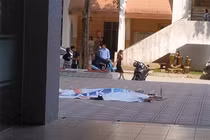 Đang đi dưới sân trường, nam sinh bị bạn học nhảy lầu tự tử rơi trúng, 1 người chết