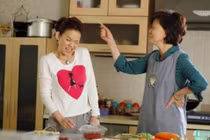 Nàng dâu trẻ khốn khổ vì mẹ chồng lên lịch cả “chuyện phòng the“