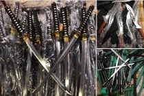 Thu giữ lô hàng có hàng trăm đao, kiếm và công cụ hỗ trợ ở Hà Nội