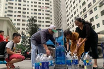 Dân Hà Nội tổn hại sức khỏe, thời gian, tiền bạc vì nước máy ô nhiễm, ai sẽ đền bù?