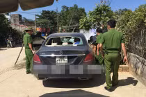 Bí ẩn xe Mercedes tiền tỷ vương vết máu bị bỏ ven đường