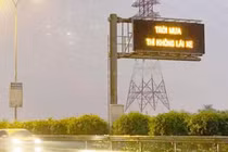 Vụ “trời mưa thì không lái xe”: VEC E lắm lùm xùm thế nào? 