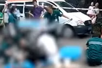 Nam thanh niên nhảy lầu rơi trúng hai bà cháu đi đường, cả 3 tử vong