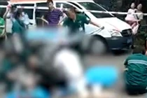 Nam thanh niên nhảy lầu rơi trúng hai bà cháu đi đường, cả 3 tử vong