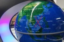 Địa cầu có đường lưỡi bò bán online: Xử lý chủ web Lazada, Sendo thế nào?