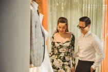 Hồ Ngọc Hà sóng đôi cùng Kim Lý ngồi xem Lệ Quyên diễn thời trang