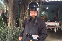 Xuất hiện nhóm người mặc đồ đen, bôi mặt đen cầm đầu gà đi xin tiền