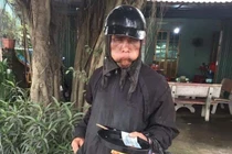 Xuất hiện nhóm người mặc đồ đen, bôi mặt đen cầm đầu gà đi xin tiền