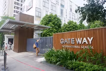 Vụ cháu bé tử vong trong xe đưa đón trường Gateway có diễn biến gì mới?