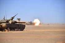 Rùng mình cảnh tượng xe tăng T-90SA Algeria “gầm ra lửa” giữa xa mạc