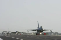 Ngoạn mục máy bay Đài Loan cất hạ cánh trên cao tốc