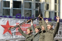 Quốc gia bị bao quanh bởi 8 nước NATO, nhưng vẫn kiên quyết ủng hộ Nga