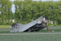 Hiện trường máy bay JAS-39 Gripen đâm đầu xuống đồng cỏ
