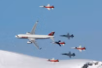 Ngoạn mục máy bay Airbus A320 trình diễn cùng tiêm kích F-5E