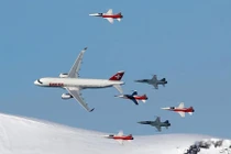 Ngoạn mục máy bay Airbus A320 trình diễn cùng tiêm kích F-5E