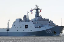 Chỉ mặt tàu chiến nguy hiểm không kém tàu sân bay của Trung Quốc