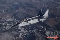 Đẹp mê ly khoảnh khắc siêu tiêm kích MiG-31 tiếp nhiên liệu trên không