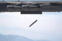 Máy bay B-52H có thêm tên lửa JASSM, Nga "run lập cập"