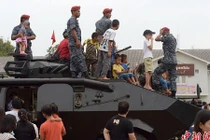 Trẻ em Thái Lan được chơi súng nhân ngày thiếu nhi