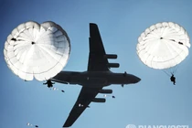 Mục kích lính dù Nga cùng đồng minh đổ bộ đánh địch