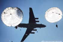 Mục kích lính dù Nga cùng đồng minh đổ bộ đánh địch