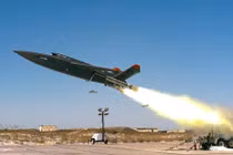 UAV XQ-58 Valkyrie “lá chắn” tàng hình cho Không quân Mỹ