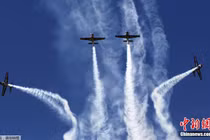 Mãn nhãn máy bay nhào lộn ở lễ hội hàng không Colombia