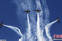 Mãn nhãn máy bay nhào lộn ở lễ hội hàng không Colombia